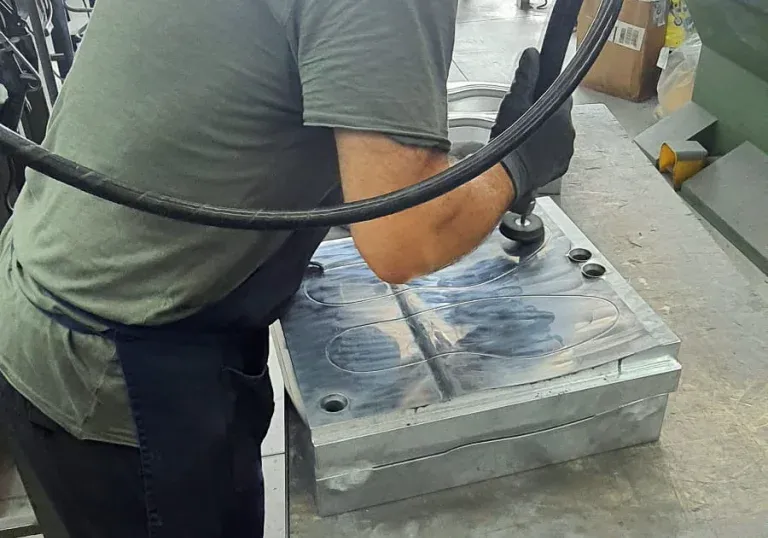 Rifinitura manuale da parte di uno specialista